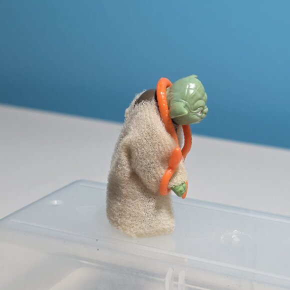 Vintage 1980 Kenner Yoda action figure with the orange snake accessory - Picture 3 of 6